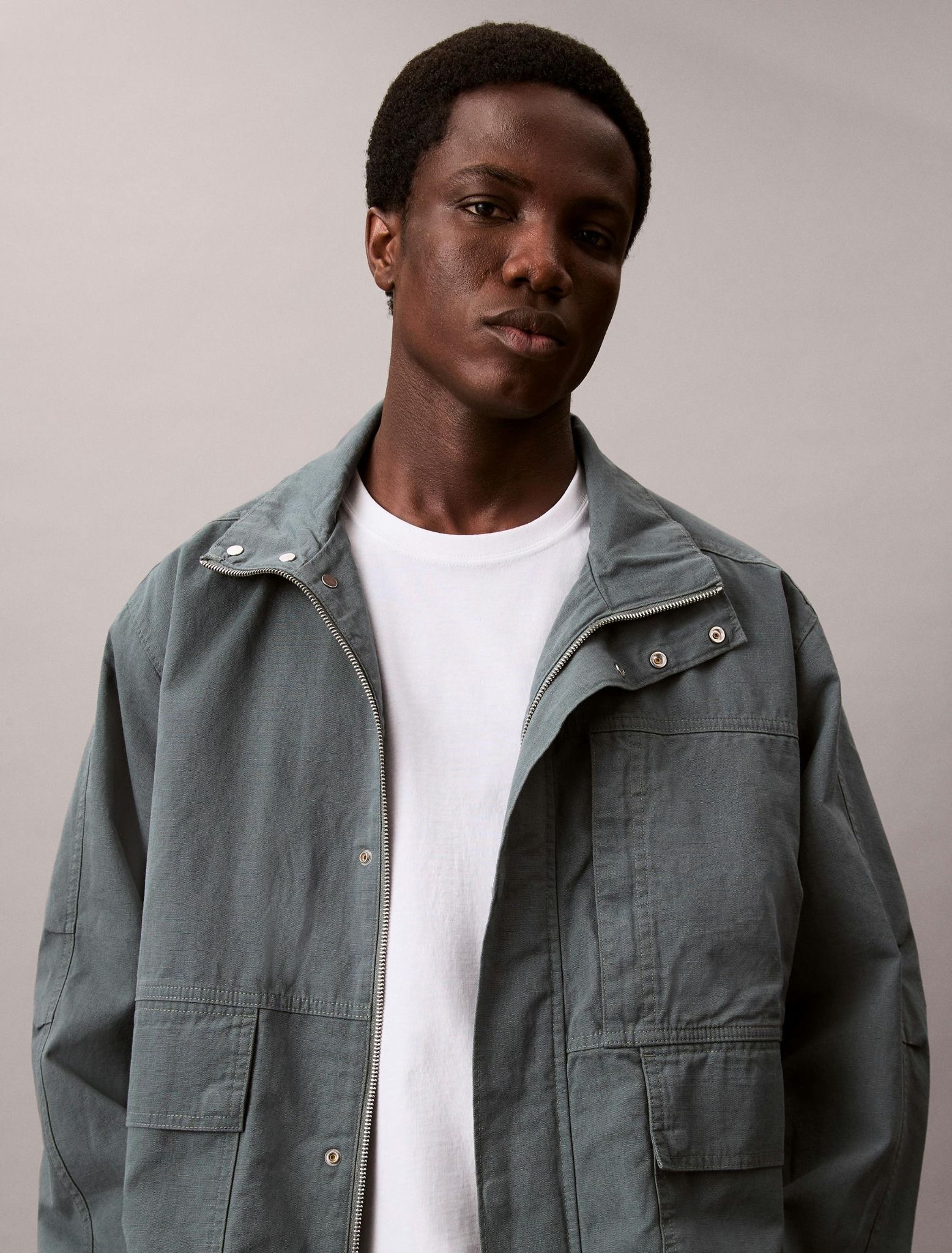 Calvin Klein - Áo thun thời trang nam Embroidered Monogram Logo Relaxed T-Shirt