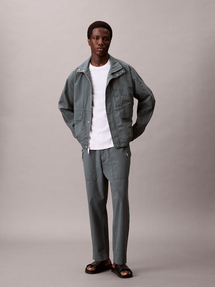 Calvin Klein - Áo thun thời trang nam Embroidered Monogram Logo Relaxed T-Shirt