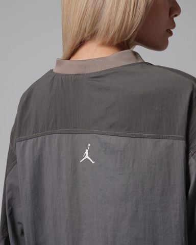 Nike - Áo Tay Dài Thể Thao Nữ Jordan Brooklyn Woven Long-Sleeve Graphic Sweatshirt