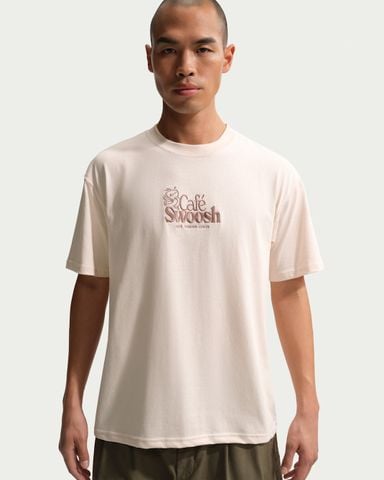 Nike - Áo Tay Ngắn Thể Thao Nam Sportswear T-Shirt Cafe Swoosh Illo