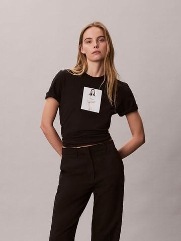Calvin Klein - Áo Thun Tay Ngắn Nữ Kate Moss Classic Graphic Tee