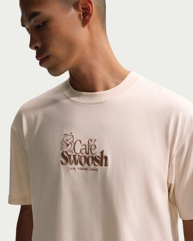 Nike - Áo Tay Ngắn Thể Thao Nam Sportswear T-Shirt Cafe Swoosh Illo