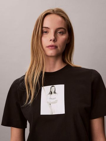 Calvin Klein - Áo Thun Tay Ngắn Nữ Kate Moss Classic Graphic Tee