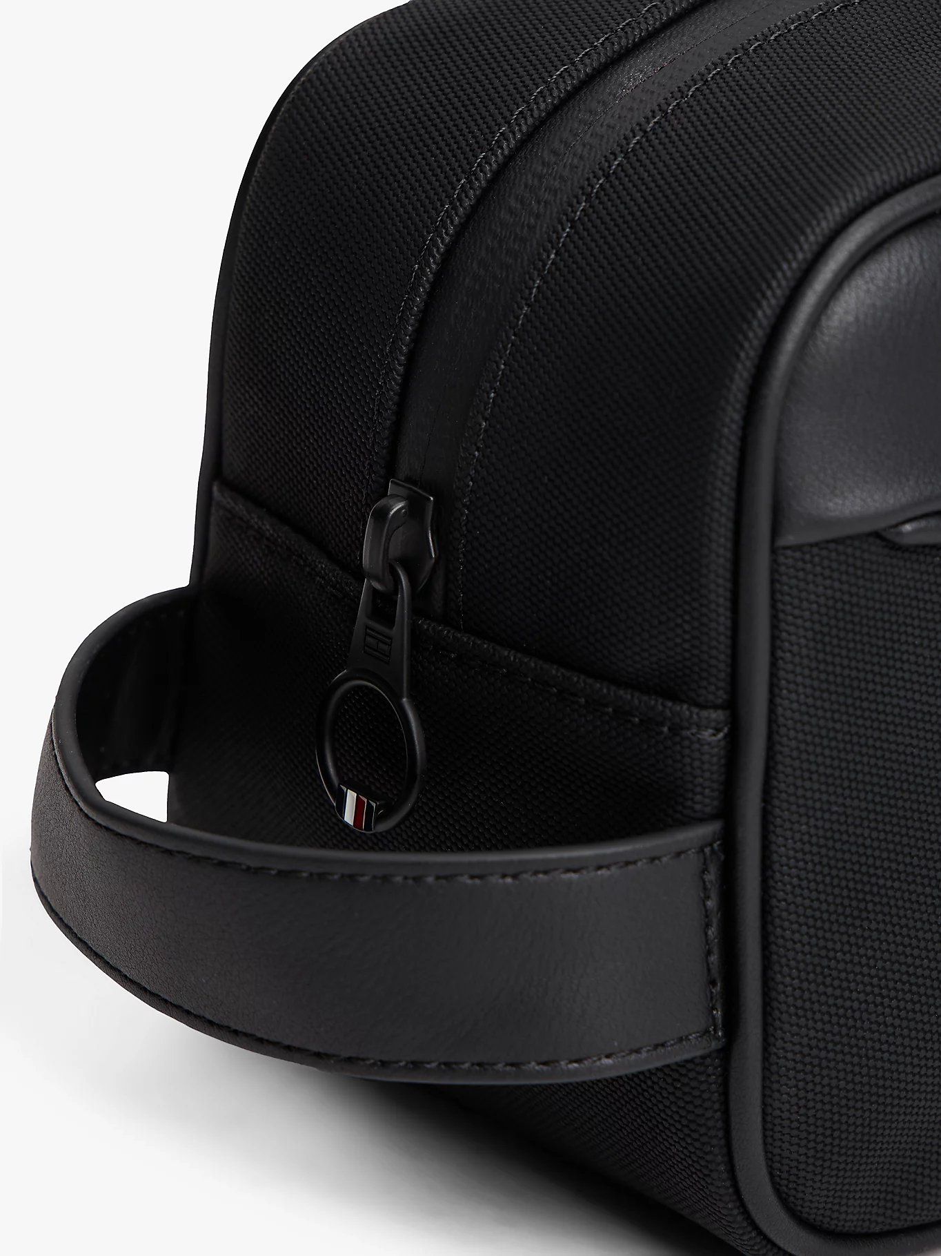 Tommy Hilfiger - Túi cầm tay nam Mixed Texture Panel Metal Logo Washbag