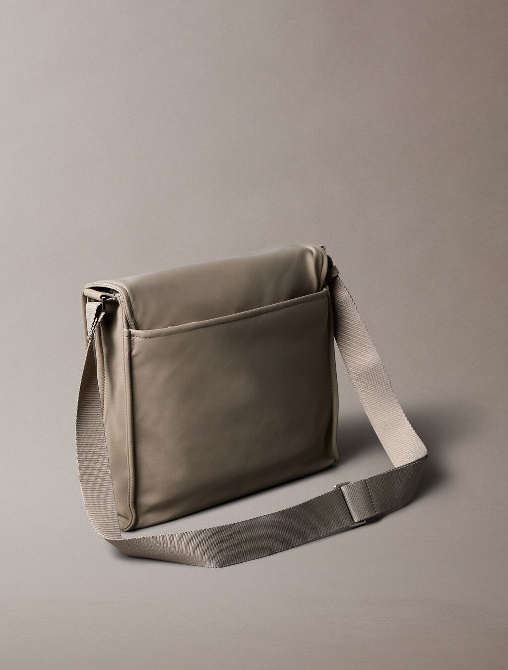 Calvin Klein - Túi đeo chéo nam CK Matte Nylon Messenger Bag
