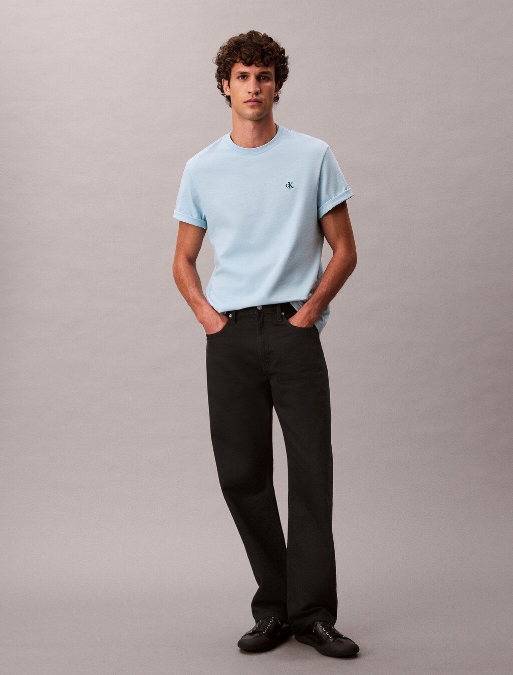 Calvin Klein - Áo thun thời trang nam Embroidered Monogram Logo Relaxed T-Shirt