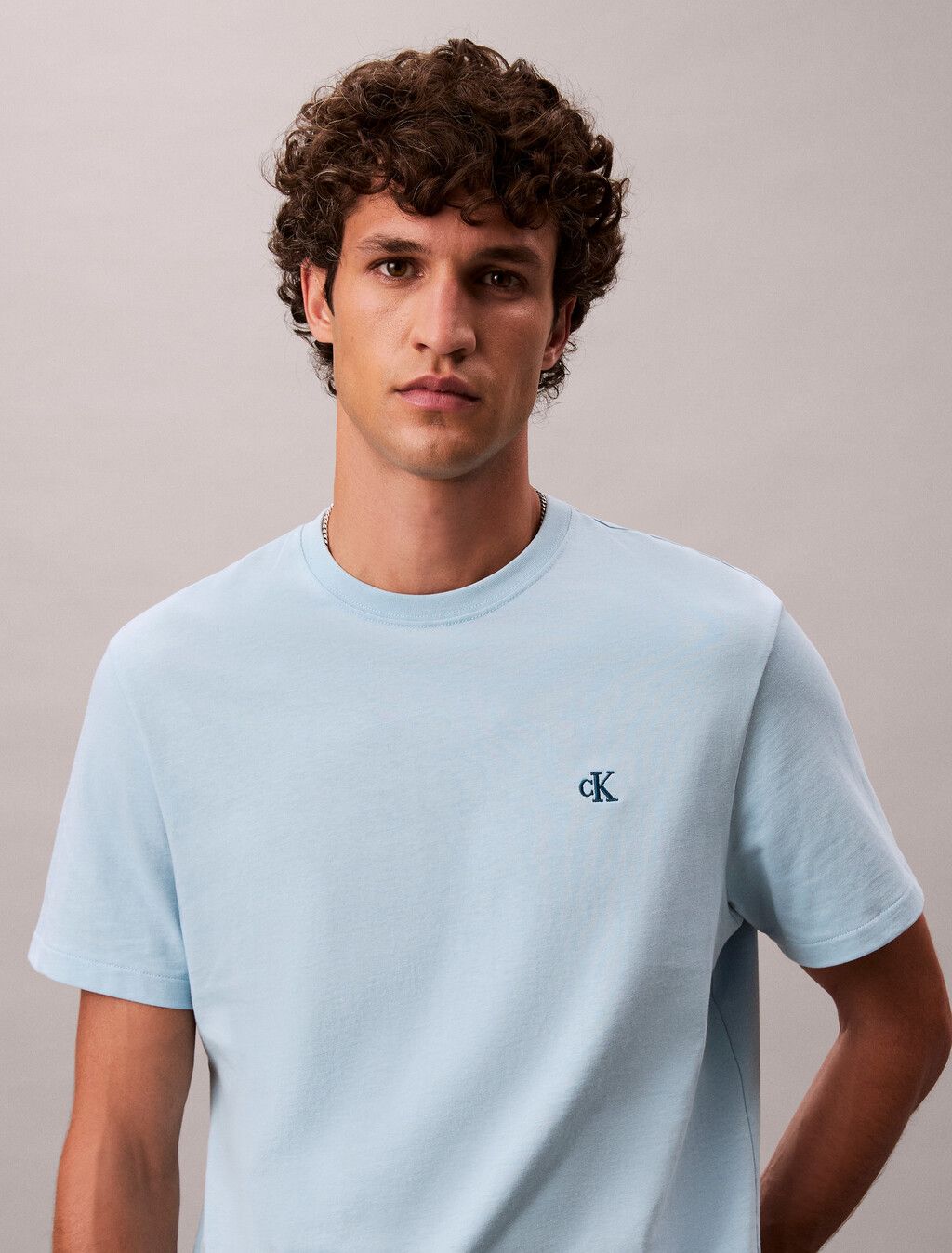 Calvin Klein - Áo thun thời trang nam Embroidered Monogram Logo Relaxed T-Shirt