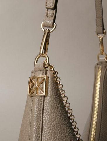 Calvin Klein - Túi Đeo Vai Nữ Emblem Logo Hardware Pebble Shoulder Bag