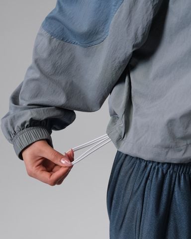 Nike - Áo Tay Dài Thể Thao Nữ Jordan Brooklyn Woven Long-Sleeve Graphic Sweatshirt