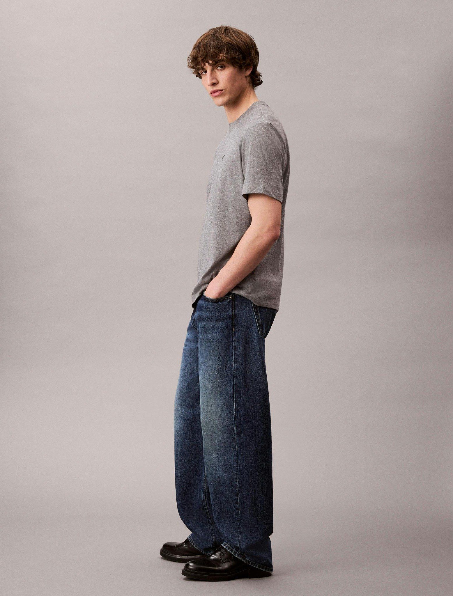 Calvin Klein - Áo phông thời trang nam Embroidered Monogram Logo Relaxed T-Shirt