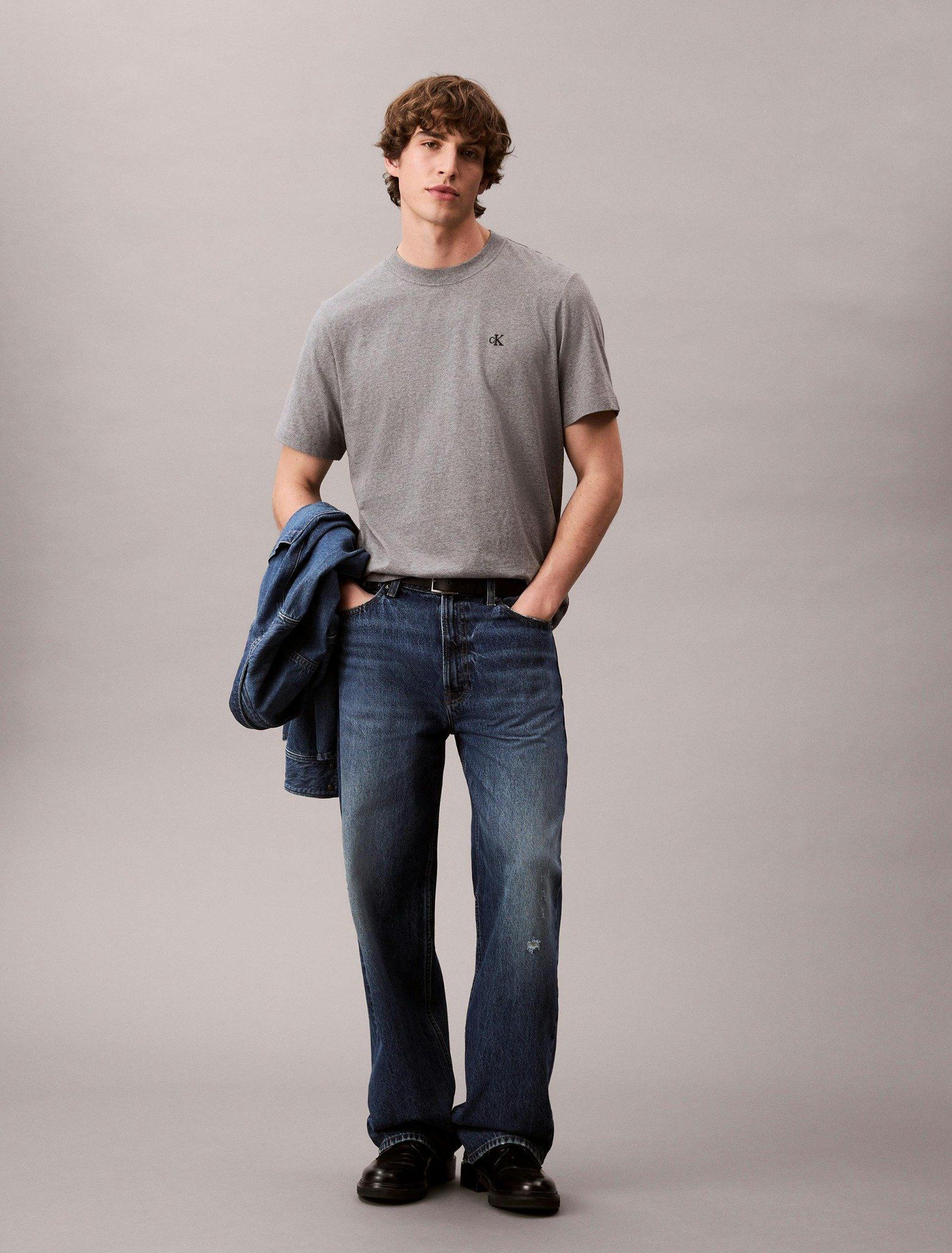 Calvin Klein - Áo phông thời trang nam Embroidered Monogram Logo Relaxed T-Shirt