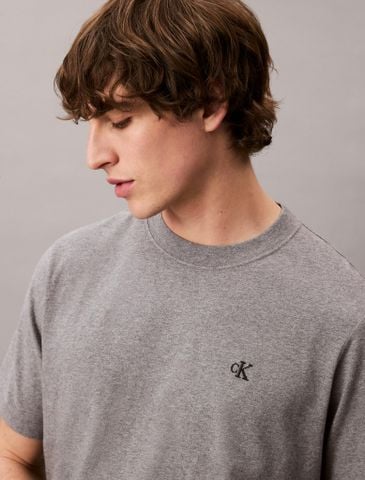 Calvin Klein - Áo phông thời trang nam Embroidered Monogram Logo Relaxed T-Shirt - 2