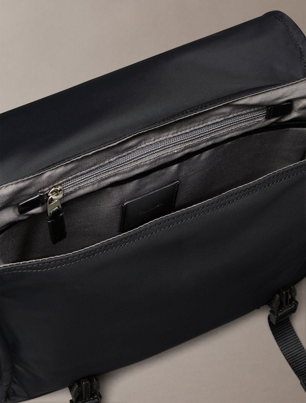 Calvin Klein - Túi đeo chéo nam Matte Nylon Messenger Bag