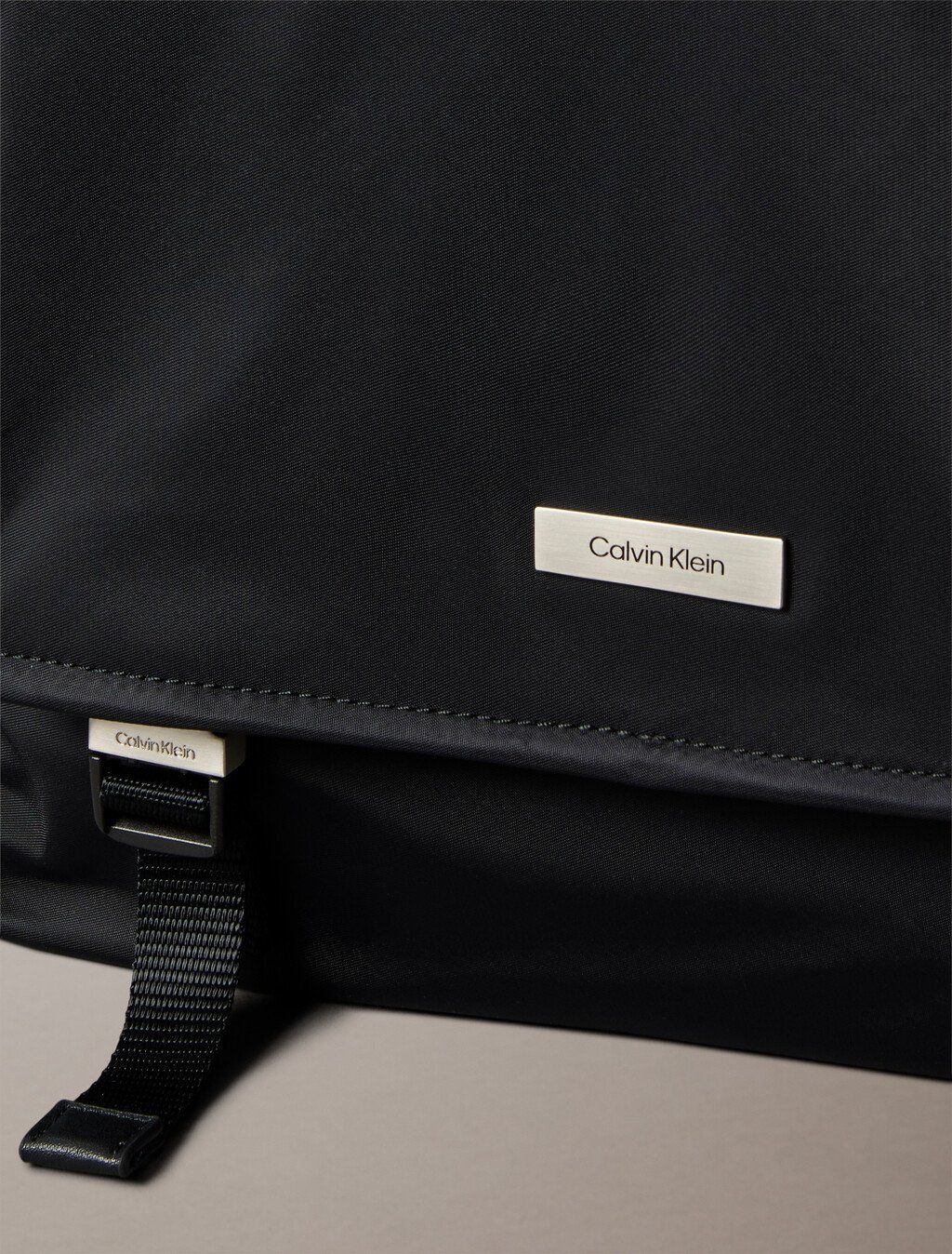 Calvin Klein - Túi đeo chéo nam Matte Nylon Messenger Bag