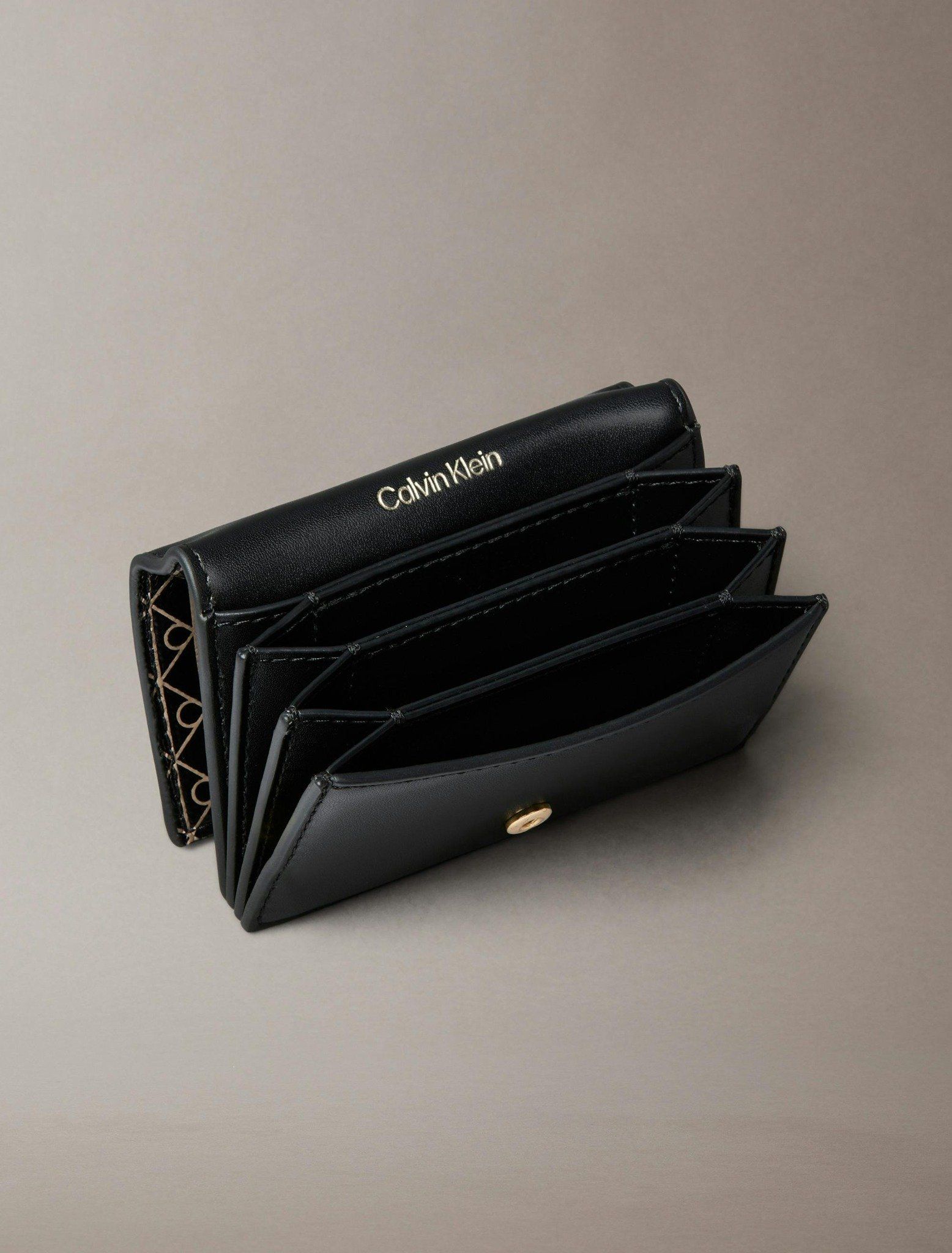 Calvin Klein - Ví nữ Emblem Aop Accordion Cardcase