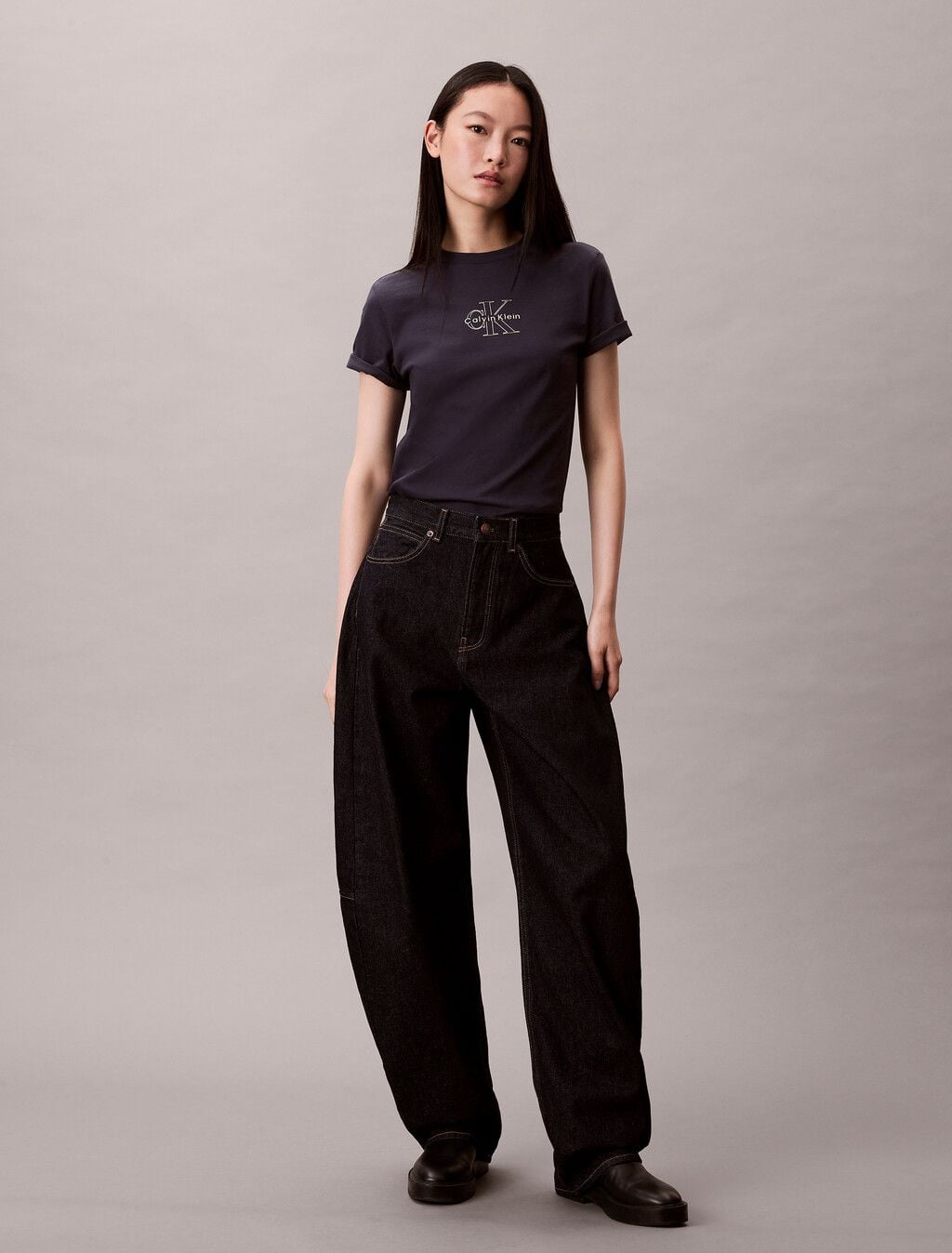 Calvin Klein - Áo phông thời trang nữ Glossy Metallic Logo T-shirt