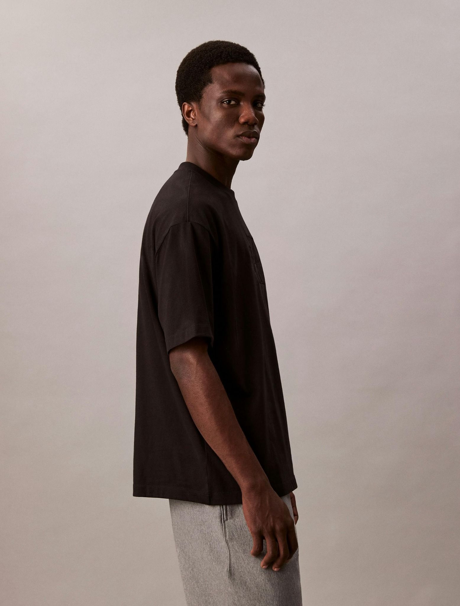 Calvin Klein - Áo phông thời trang nam Relaxed Monogram T-Shirt