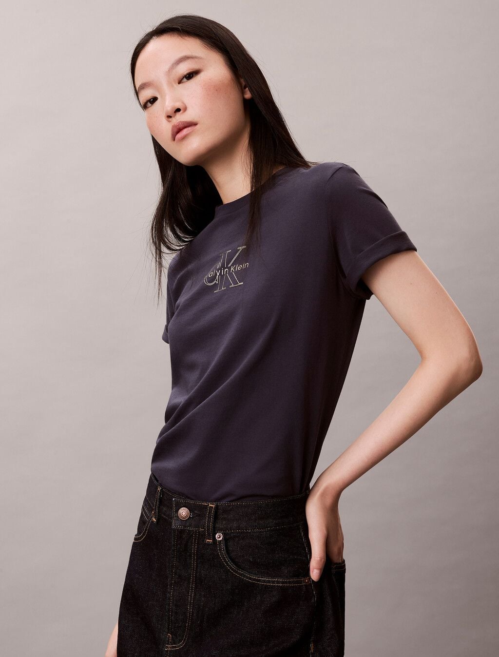 Calvin Klein - Áo phông thời trang nữ Glossy Metallic Logo T-shirt