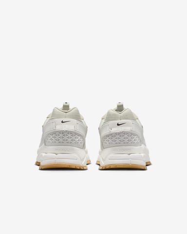 Nike - Giày thời trang thể thao Nữ Zoom Vomero Roam Women's Winterized Shoes