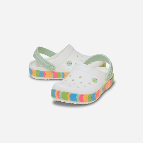 Crocs - Giày xăng đan Trẻ Em Crocband Chevron Band Lifestyle Sandals