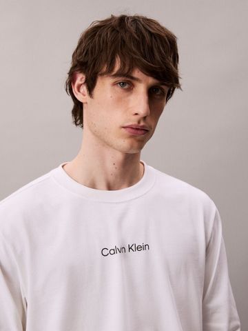 Calvin Klein - Áo Thun Tay Dài Nam Long Sleeve Relaxed Standard Logo Crewneck