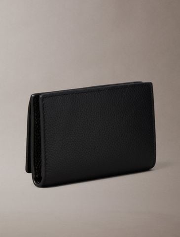Calvin Klein - Ví cầm tay Nữ CK Emblem Leather Cardholder