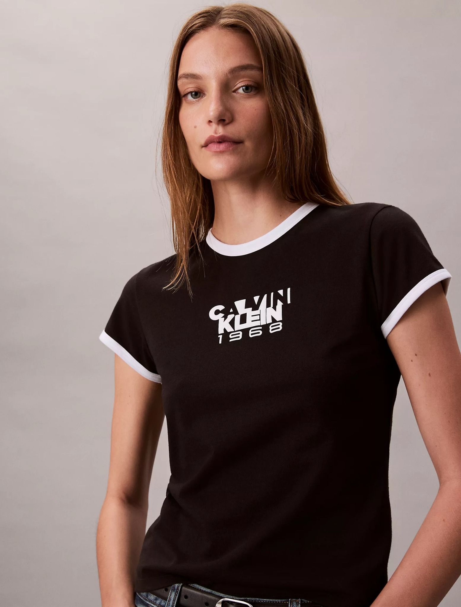 Calvin Klein - Áo thun thời trang nữ 1968 Logo Graphic Baby Tee