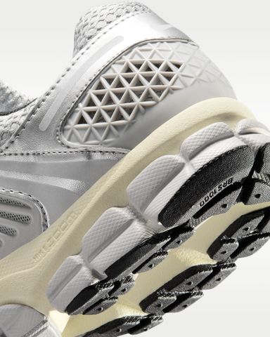 Nike - Giày Thời Trang Nam Nike Zoom Vomero 5 Men's Shoes