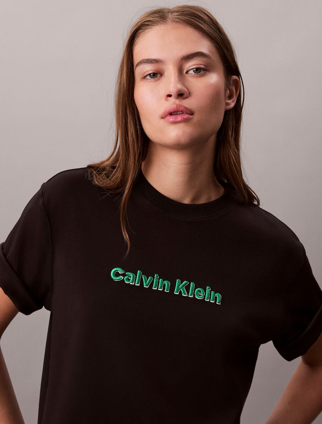 Calvin Klein - Áo thun thời trang nữ Embroidered Logo Graphic Classic T-Shirt