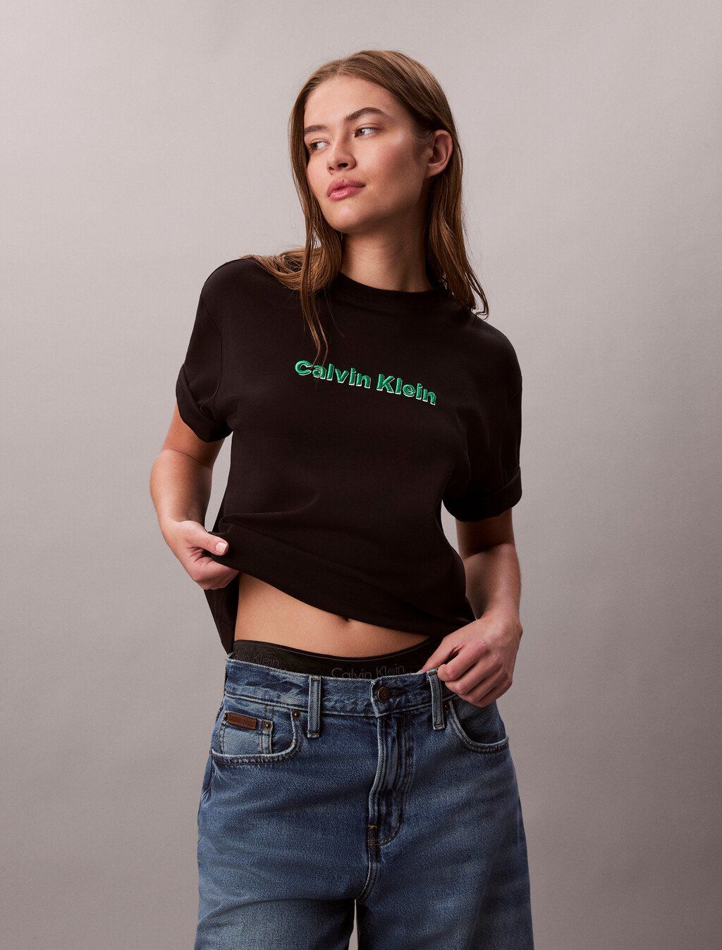 Calvin Klein - Áo thun thời trang nữ Embroidered Logo Graphic Classic T-Shirt