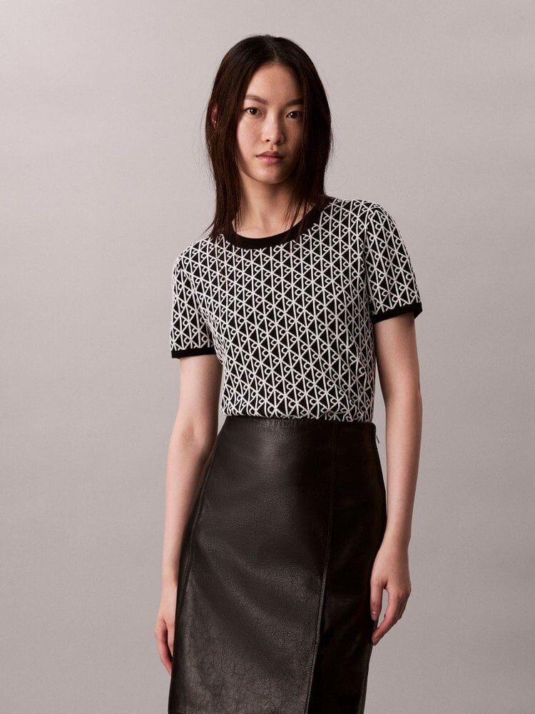 Calvin Klein - Áo tay ngắn dệt kim nữ Allover Emblem Logo Baby Tee