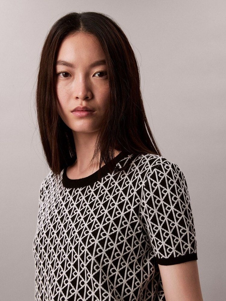 Calvin Klein - Áo tay ngắn dệt kim nữ Allover Emblem Logo Baby Tee