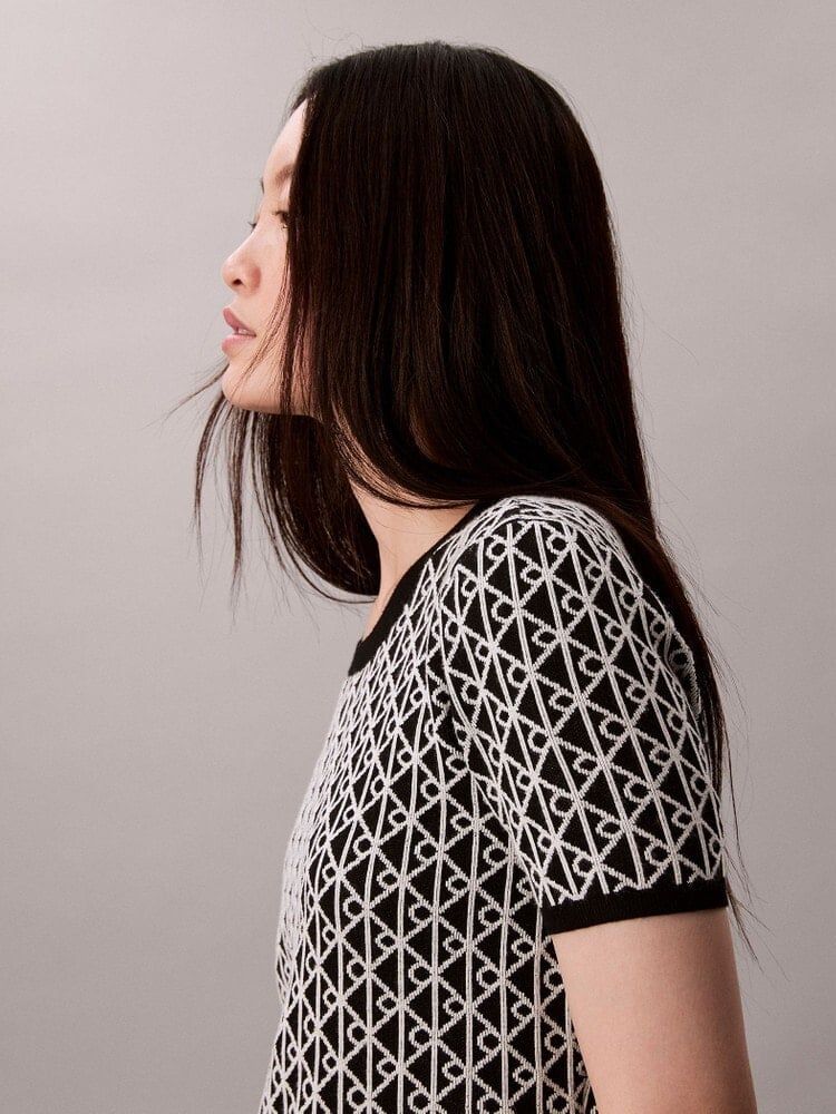 Calvin Klein - Áo tay ngắn dệt kim nữ Allover Emblem Logo Baby Tee