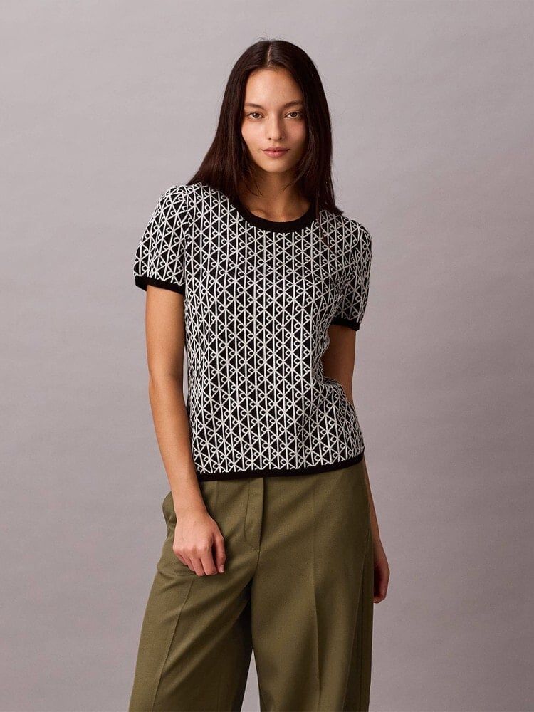 Calvin Klein - Áo tay ngắn dệt kim nữ Allover Emblem Logo Baby Tee