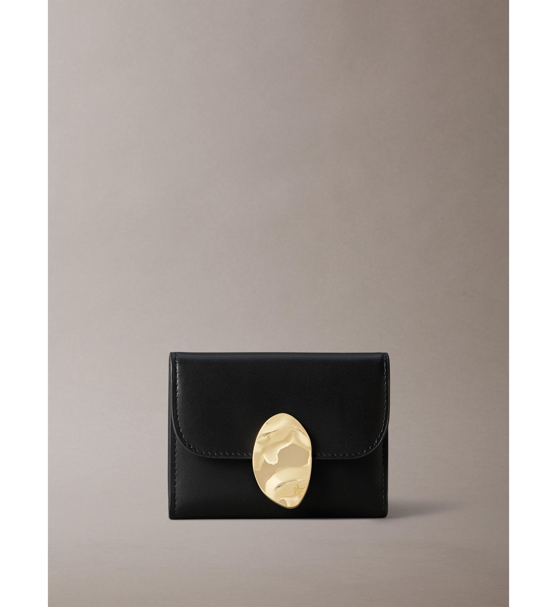 Calvin Klein - Ví nữ Stone Lock Slouchy Leather Trifold