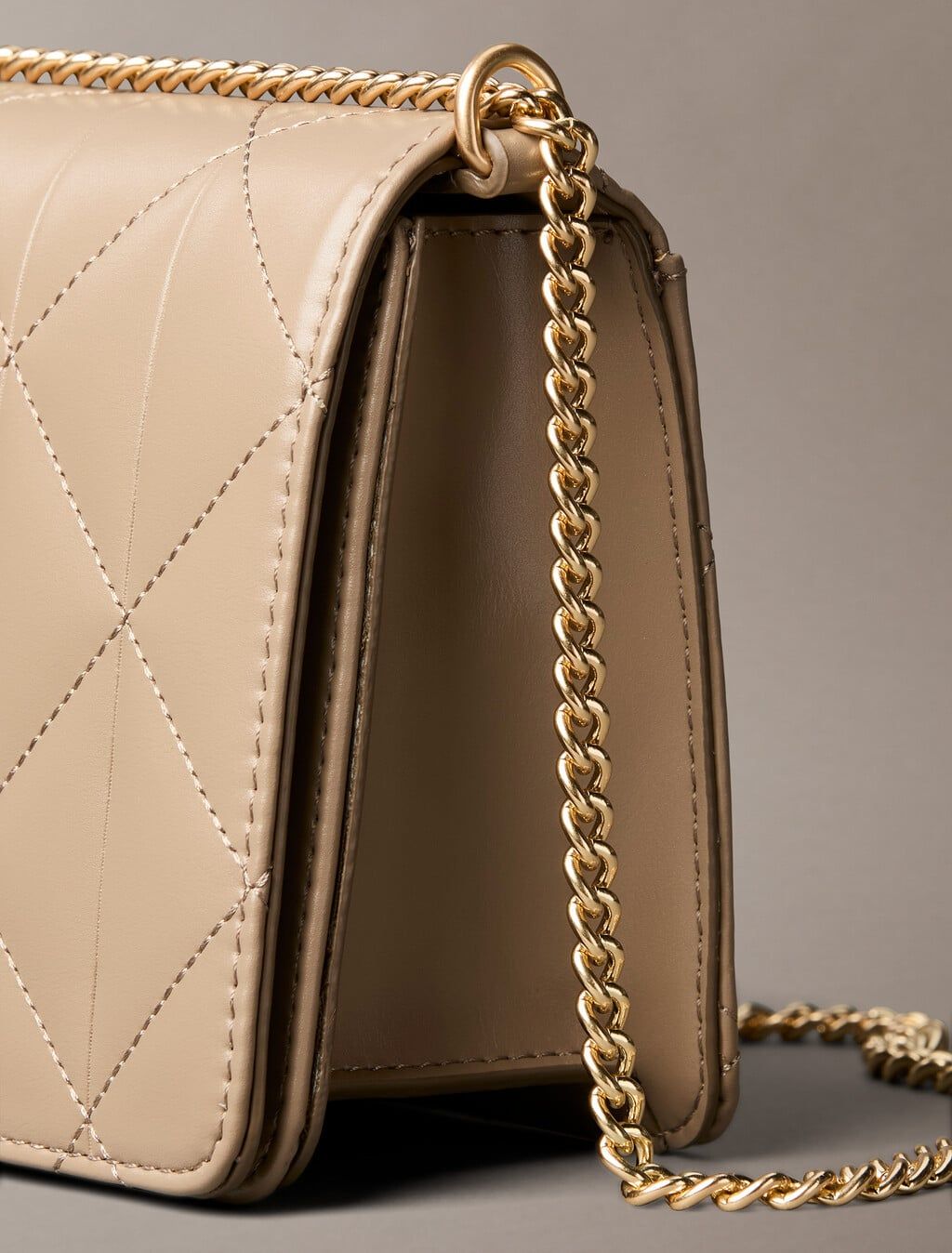 Calvin Klein - Túi đeo chéo nữ Quilted Emblem Logo Mini Bag