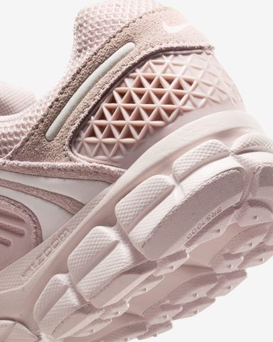 Nike - Giày thời trang thể thao Nữ Zoom Vomero 5 Women's Shoe with Reflective Design Accents