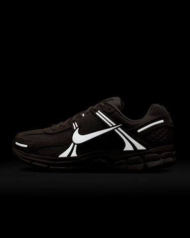 Nike - Giày thời trang thể thao Nữ Zoom Vomero 5 Women's Shoe with Reflective Design Accents