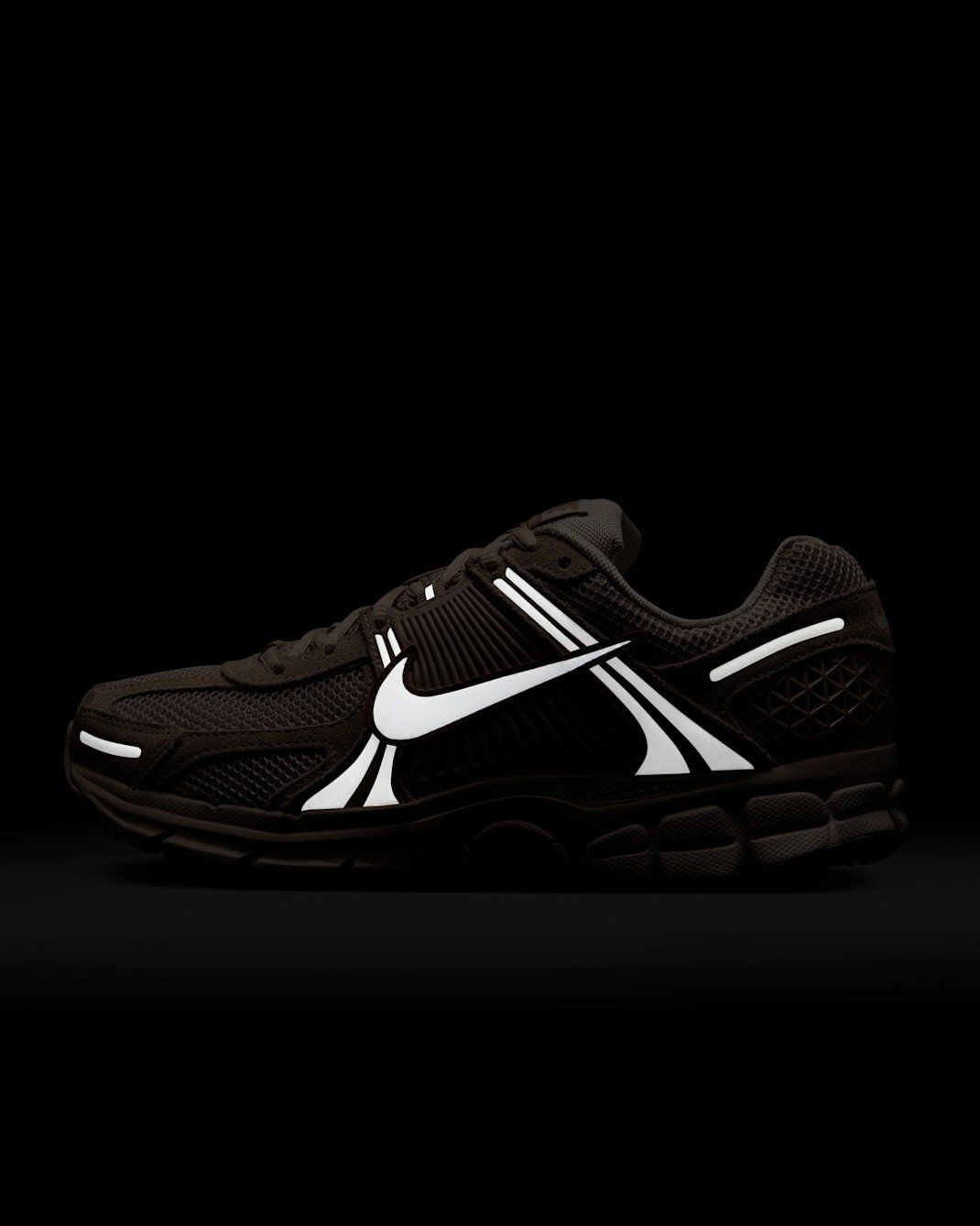 Nike - Giày thời trang thể thao Nữ Zoom Vomero 5 Women's Shoe with Reflective Design Accents