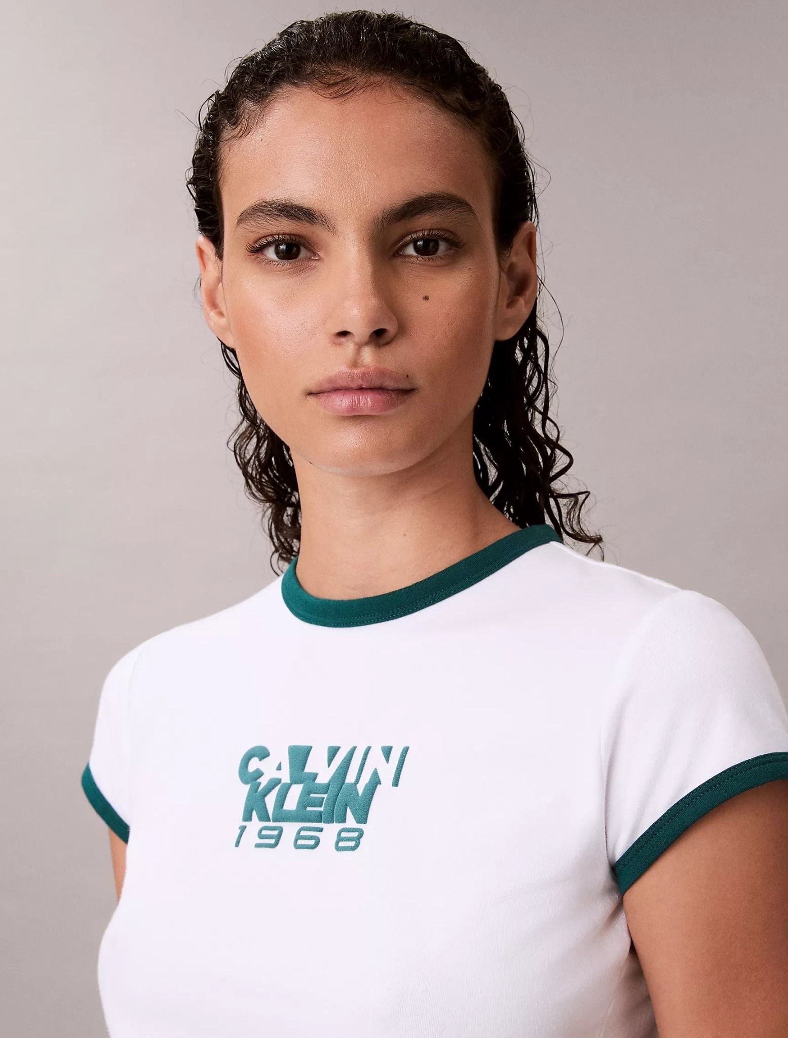 Calvin Klein - Áo thun thời trang nữ 1968 Logo Graphic Baby Tee
