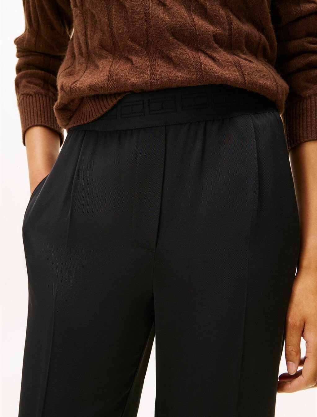 Tommy Hilfiger - Quần tây dài nữ Tonal Badge Crossbody Camera Bag