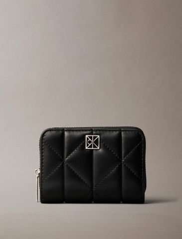 Calvin Klein - Ví câm tay Nữ Emblem Logo Quilted Zip Wallet