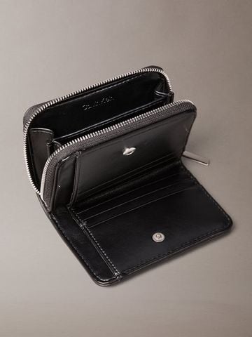 Calvin Klein - Ví câm tay Nữ Emblem Logo Quilted Zip Wallet