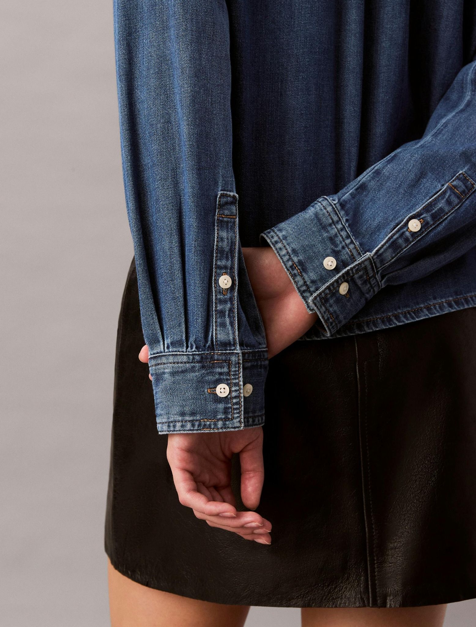 Calvin Klein - Áo sơ mi jean nữ Denim Cropped Button-Down Shirt