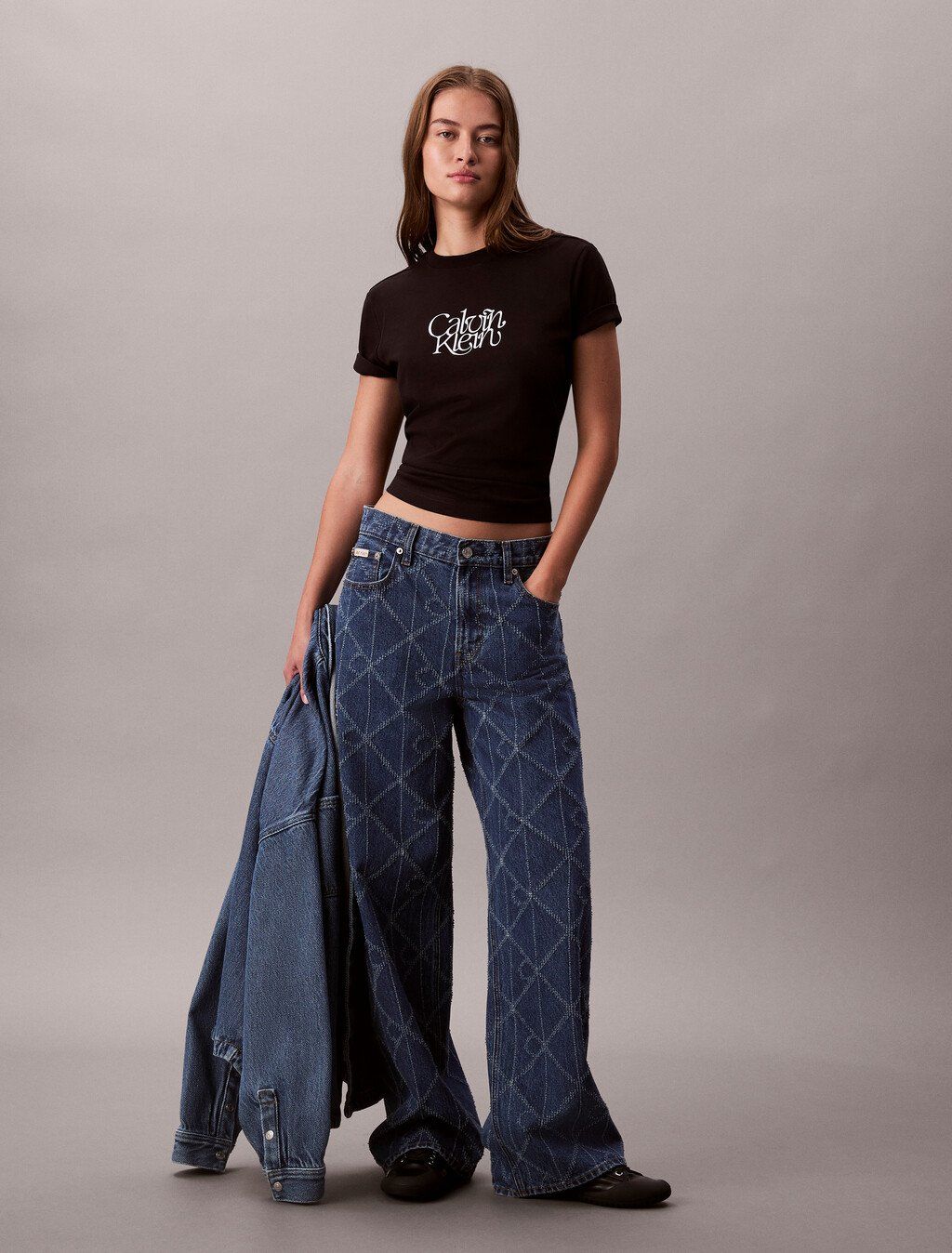 Calvin Klein - Áo thun thời trang nữ Script Logo Graphic Slim T-Shirt