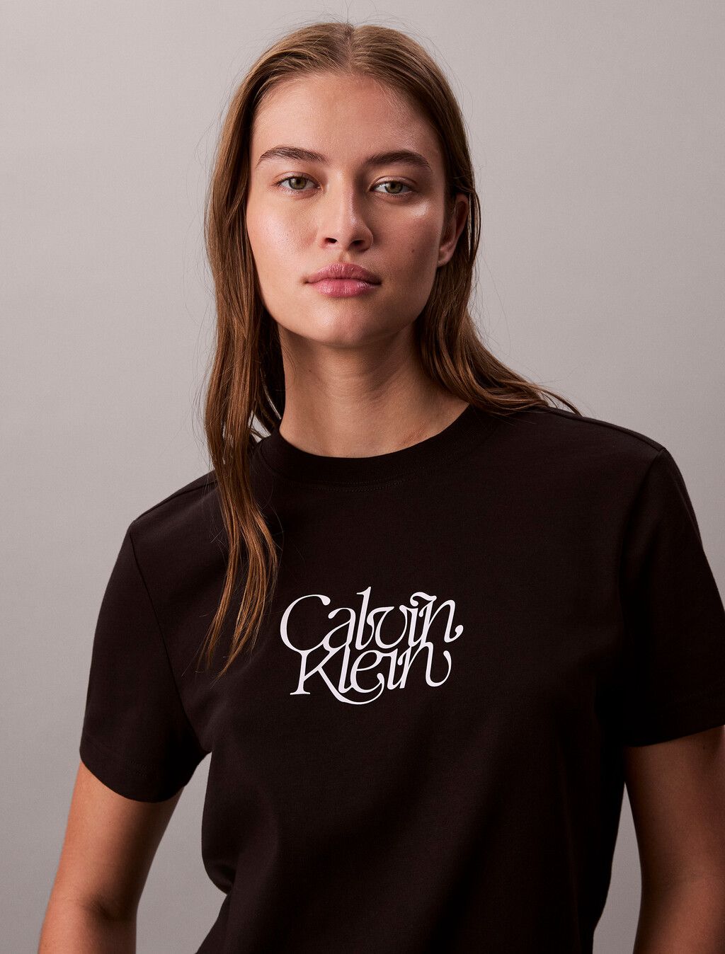 Calvin Klein - Áo thun thời trang nữ Script Logo Graphic Slim T-Shirt
