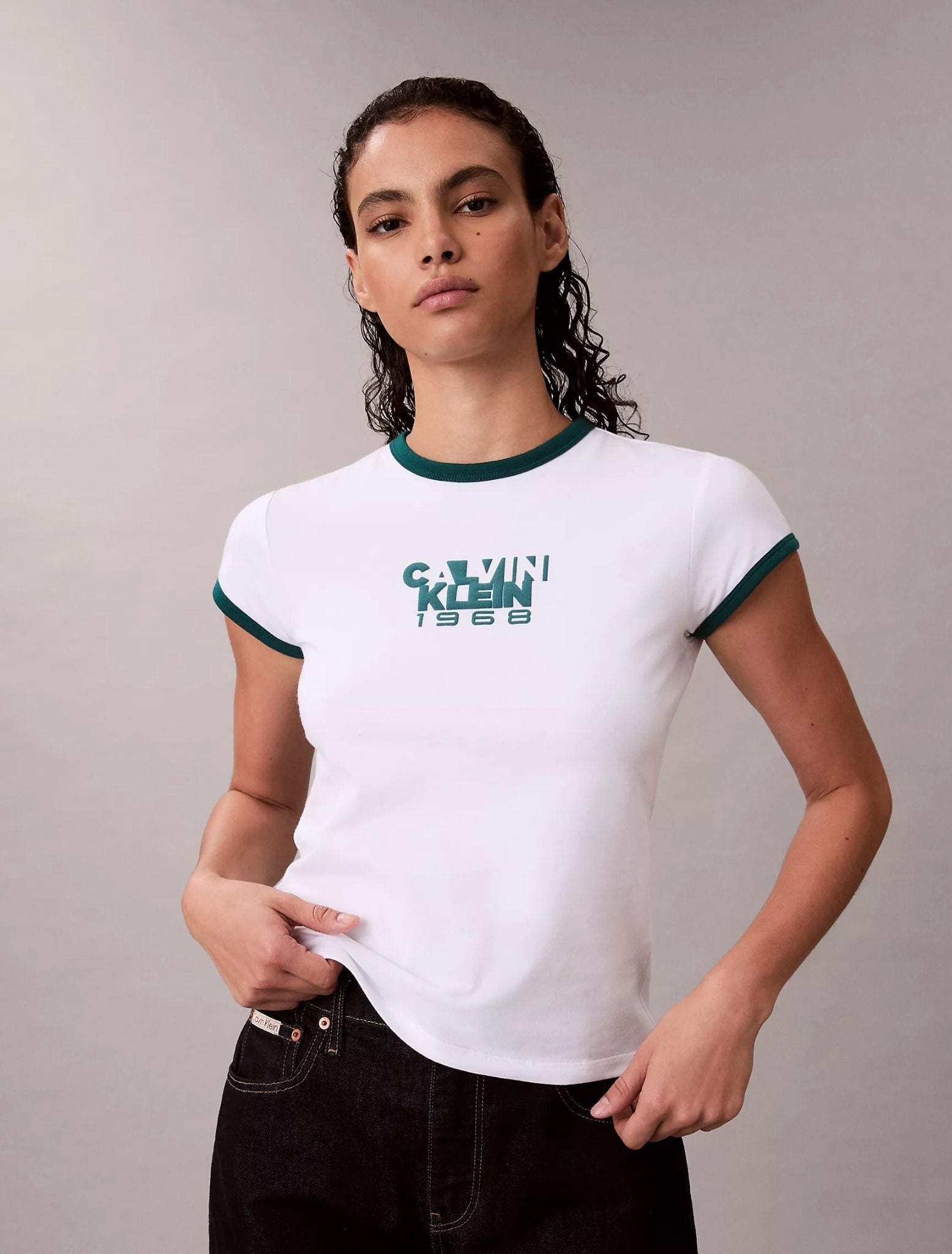 Calvin Klein - Áo thun thời trang nữ 1968 Logo Graphic Baby Tee