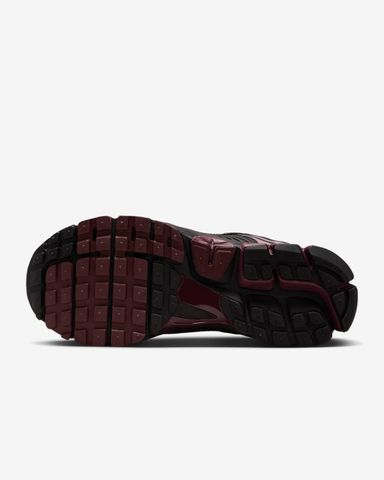 Nike - Giày thời trang thể thao Nữ Zoom Vomero 5 Women's shoes with reflective accents