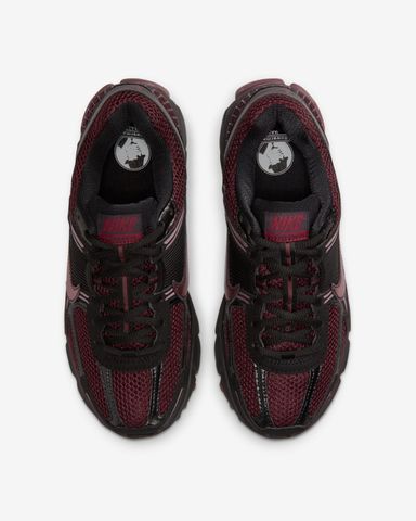 Nike - Giày thời trang thể thao Nữ Zoom Vomero 5 Women's shoes with reflective accents