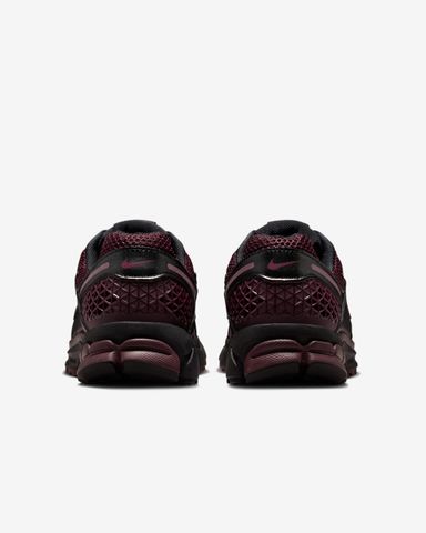Nike - Giày thời trang thể thao Nữ Zoom Vomero 5 Women's shoes with reflective accents